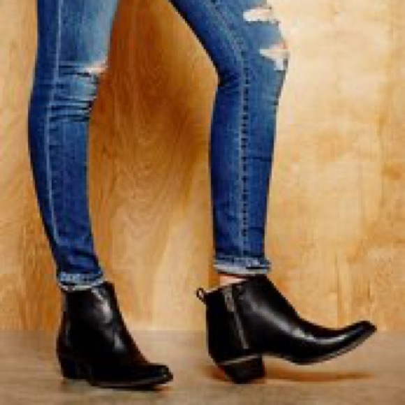 Frye Sacha Moto Short - Picture 5 of 5